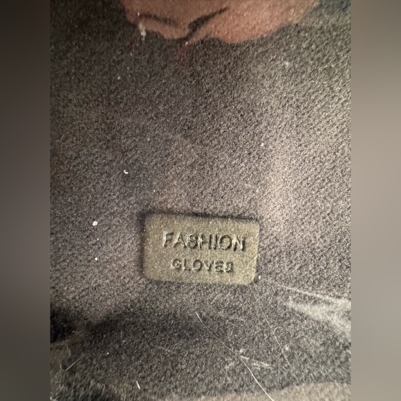 Elegant Black Faux Fur-Lined Gloves - Picture 3 of 3